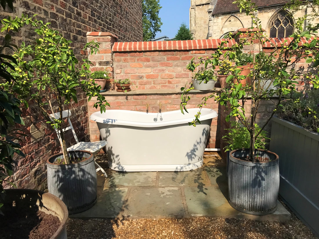 Self-catering house with chemical-free alternative to a hot tub York Yorkshire